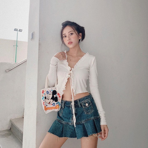 Sao ai cũng diện quần cạp cao cho chân dài, riêng Ngọc Trinh lại mê quần cạp trễ? Để khoe triệt để vòng eo 55 ý mà! - Ảnh 10. Sao ai cũng diện quần cạp cao cho chân dài, riêng Ngọc Trinh lại mê quần cạp trễ? Để khoe triệt để vòng eo 55 ý mà! - Ảnh 10.