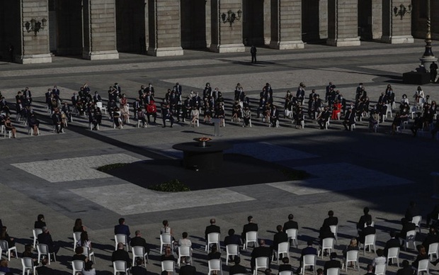 Tây Ban Nha tưởng niệm các nạn nhân tử vong do COVID-19 - Ảnh 3.