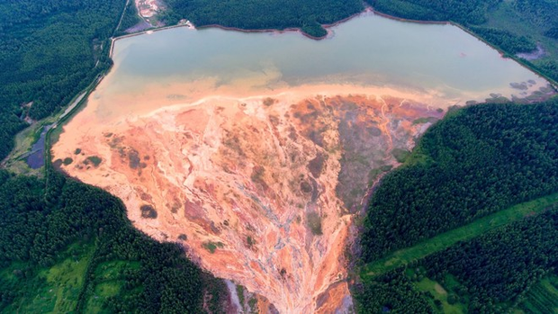 Nhiếp ảnh gia người Nga chụp lại bức ảnh rất đẹp nhưng đau lòng: dòng sông hóa da cam vì hóa chất - Ảnh 2.