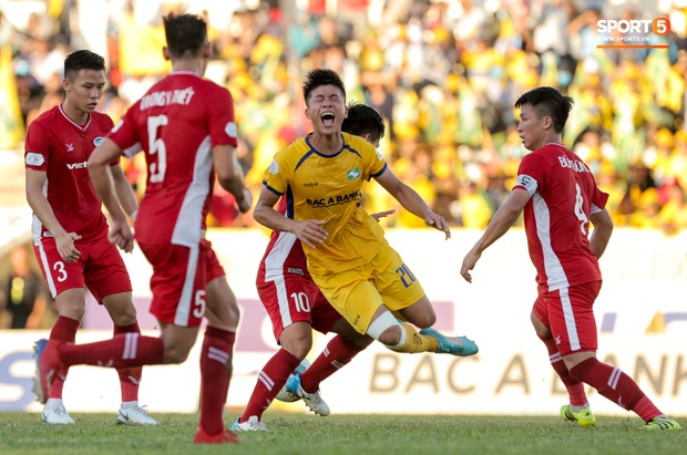 HLV trưởng phải về chịu tang cha, Văn Đức và đồng đội thua ngược tại V.League - Ảnh 1. HLV trưởng phải về chịu tang cha, Văn Đức và đồng đội thua ngược tại V.League - Ảnh 1.