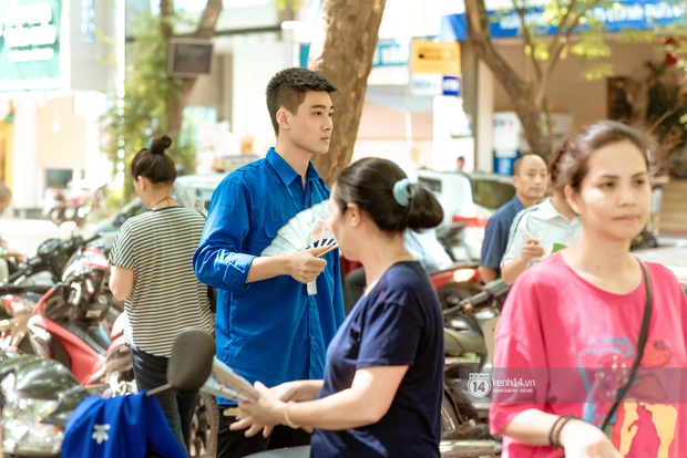 Loạt khoảnh khắc đẹp nhất mùa thi: Ánh mắt dõi theo của mẹ, cái ôm của bố cho đến dàn nhan sắc cực phẩm ai cũng xao xuyến - Ảnh 2.