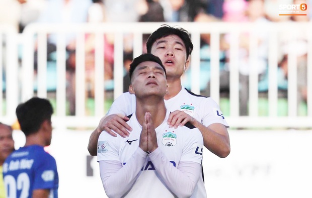 Tại sao tuyển thủ Việt Nam nhắm nghiền mắt, chắp tay cầu nguyện sau khi ghi bàn ở V.League? - Ảnh 1.