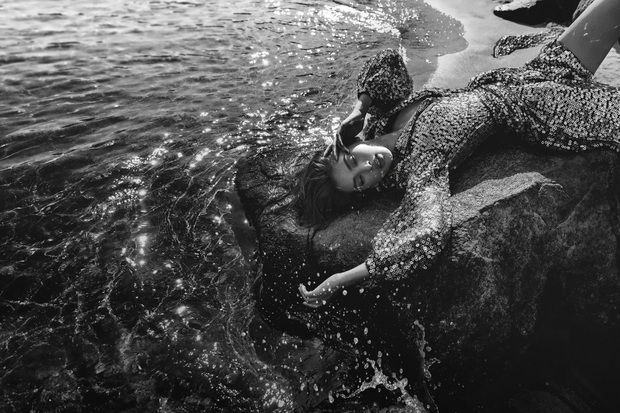 Bộ ảnh đặc biệt của Tiểu Vy trước khi kết thúc nhiệm kỳ: Phơi mình quyến rũ giữa biển, khoe trọn visual lột xác sắc sảo - Ảnh 6.