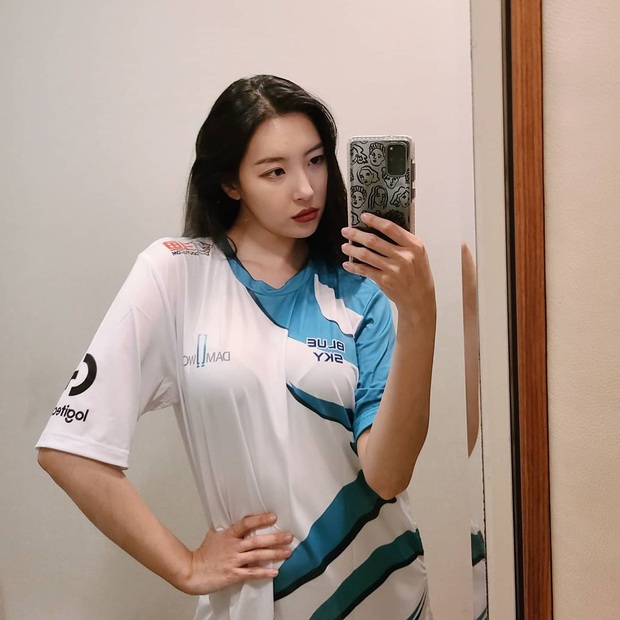 Ngẩn ngơ trước nhan sắc nóng bỏng của cô nàng diện áo Damwon Gaming: Hóa ra là nữ ca sĩ có biệt danh nữ hoàng quyến rũ Kpop - Ảnh 2.