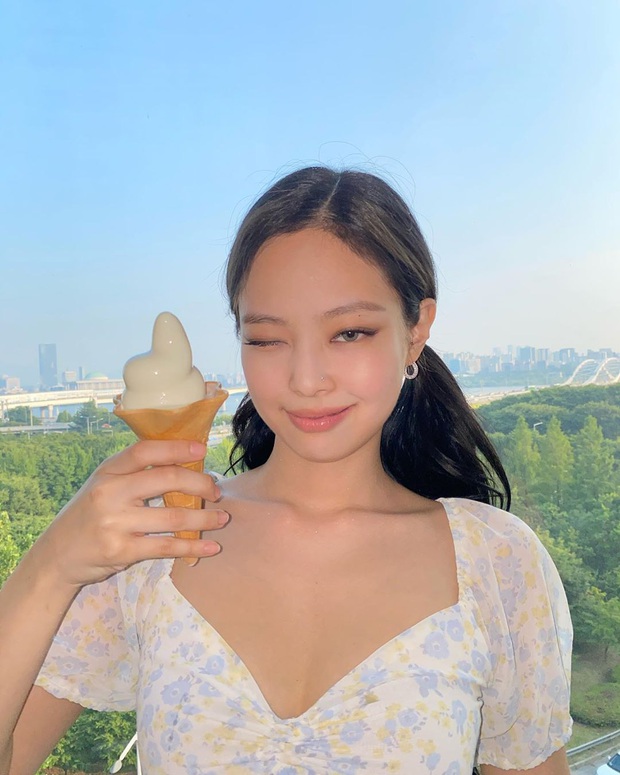 Mùa hè chưa chắc nóng bằng Jennie (BLACKPINK): Diện áo xẻ sâu hoắm, lần đầu khoe ảnh đời thường táo bạo đến thế - Ảnh 4.