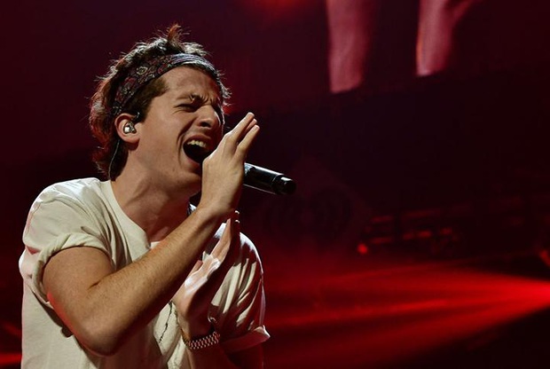 Charlie Puth caused outrage when he admitted to vomiting on set and the reason was related to... Selena Gomez - Photo 2.