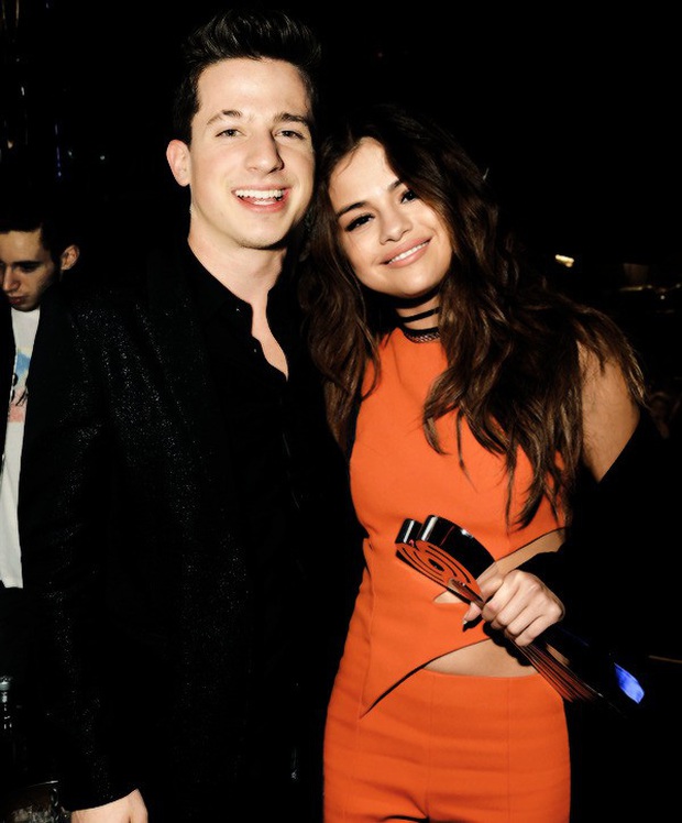 Charlie Puth caused outrage when he admitted to vomiting on set and the reason was related to... Selena Gomez - Photo 5.