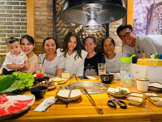 Dân tình tò mò gái xinh thân mật bên thủ môn Bùi Tiến Dũng, đã tìm ra profile trong nháy mắt - Ảnh 2.