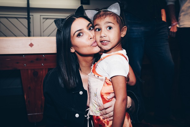 Kim Kardashian phẫn nộ vì Kanye West kể chuyện cô phá thai trong bài phát biểu tranh cử Tổng thống, cả gia tộc sốc nặng - Ảnh 3.