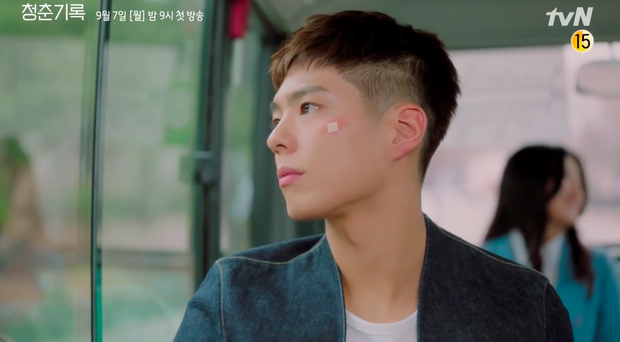 Thấy mà thương cảnh Park Bo Gum ngày đi catwalk, tối làm bồi bàn ở teaser Record Of Youth - Ảnh 4.