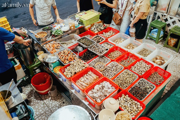 Ngày xưa bảo ra Hà Nội chỉ ăn được mỗi món ốc luộc thì nay một dọc quán ốc bình dân này, với 7749 món độc lạ sẽ khai sáng cho ai vẫn nghĩ ốc Hà Nội chỉ có một loại! - Ảnh 1.