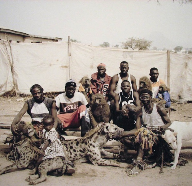 Bức ảnh bị hiểu nhầm hé lộ sự thật về những người huấn luyện linh cẩu để kiếm sống tại Nigeria - Ảnh 9.