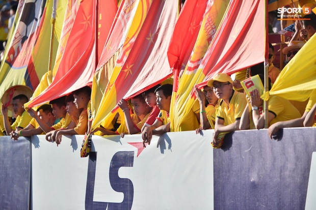 Hàng nghìn CĐV Nam Định đồng loạt quay lưng để phản đối trọng tài V.League - Ảnh 6.