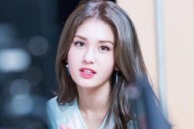 Bông hồng lai Jeon Somi: Bố là tài tử Hậu Duệ Mặt Trời lại được BLACKPINK cưng, 19 tuổi đã có thẻ đen cho giới siêu giàu - Ảnh 14.