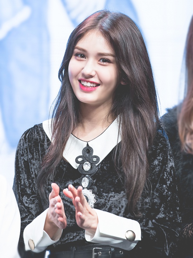 Bông hồng lai Jeon Somi: Bố là tài tử Hậu Duệ Mặt Trời lại được BLACKPINK cưng, 19 tuổi đã có thẻ đen cho giới siêu giàu - Ảnh 3.