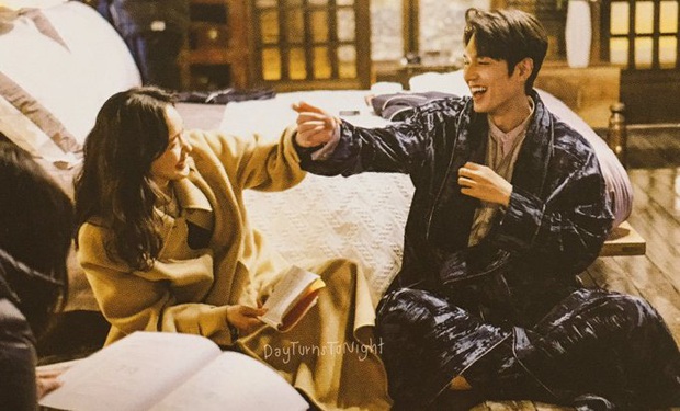 Rò rỉ ảnh chưa từng công bố của Lee Min Ho - Kim Go Eun: Sau máy quay thế này chẳng trách bị nghi hẹn hò thật - Ảnh 4.