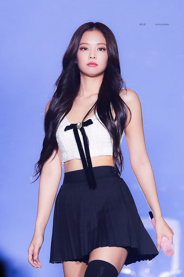 Đây là 2 nữ idol có bờ vai đẹp nhất Kpop: Jennie (BLACKPINK) tạo ra trend “móc áo”, nhưng đã gặp đối thủ nhà JYP - Ảnh 4.