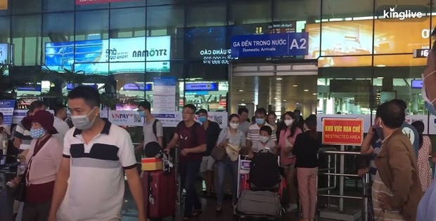 Sân bay Đà Nẵng tấp nập người làm thủ tục, nhiều khách mua vé giờ chót - Ảnh 2. Sân bay Đà Nẵng tấp nập người làm thủ tục, nhiều khách mua vé giờ chót - Ảnh 2.
