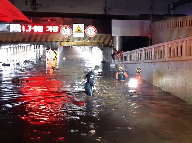 Hàn Quốc: Tuột tay con gái giữa dòng nước lũ gây ngập 2,5m, người mẹ không ngờ đó là giây phút cuối cùng của 2 mẹ con - Ảnh 2. Hàn Quốc: Tuột tay con gái giữa dòng nước lũ gây ngập 2,5m, người mẹ không ngờ đó là giây phút cuối cùng của 2 mẹ con - Ảnh 2.