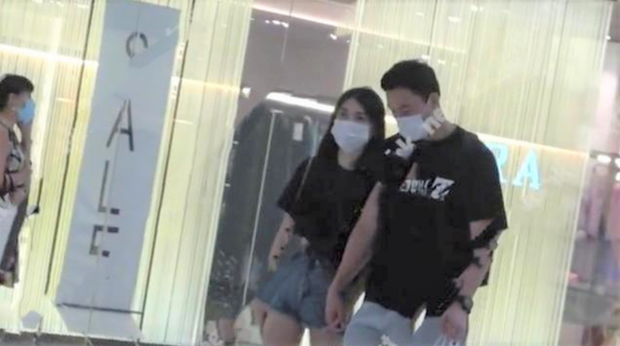 Vụ con trai Vua sòng bài Macau ngoại tình với hotgirl đào mỏ: Vợ vừa đưa 2 con về nhà mẹ đẻ, người chồng lập tức xác nhận đã ly hôn - Ảnh 1. Vụ con trai Vua sòng bài Macau ngoại tình với hotgirl đào mỏ: Vợ vừa đưa 2 con về nhà mẹ đẻ, người chồng lập tức xác nhận đã ly hôn - Ảnh 1.