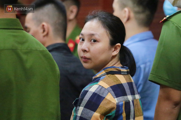 ẢNH: Văn Kính Dương cùng người tình Ngọc Miu tươi cười rời tòa, các nữ bị cáo khác bật khóc khi nghe HĐXX tuyên án - Ảnh 5.