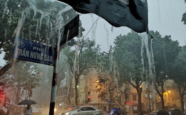 Sau nắng nóng, miền Bắc bước vào đợt mưa lớn nhiều ngày - Ảnh 1.