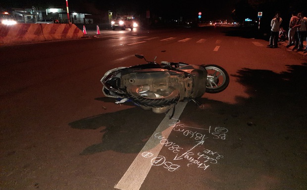 Dừng chờ sang đường để về nhà, hai mẹ con bị xe ô tô tông từ phía sau tử vong - Ảnh 1.