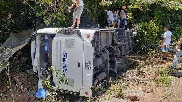 Vụ tai nạn kinh hoàng làm 15 người chết ở Quảng Bình: Cuộc hội ngộ sau 30 năm thành cuộc chia ly đau đớn - Ảnh 2. Vụ tai nạn kinh hoàng làm 15 người chết ở Quảng Bình: Cuộc hội ngộ sau 30 năm thành cuộc chia ly đau đớn - Ảnh 2.