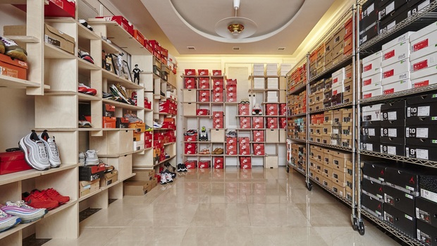 Nam thần Park Hae Jin cũng là đầu giày chính hiệu: Sở hữu 1.800 đôi sneaker, phòng để giày hệt như kho hàng của các shop - Ảnh 2. Nam thần Park Hae Jin cũng là đầu giày chính hiệu: Sở hữu 1.800 đôi sneaker, phòng để giày hệt như kho hàng của các shop - Ảnh 2.