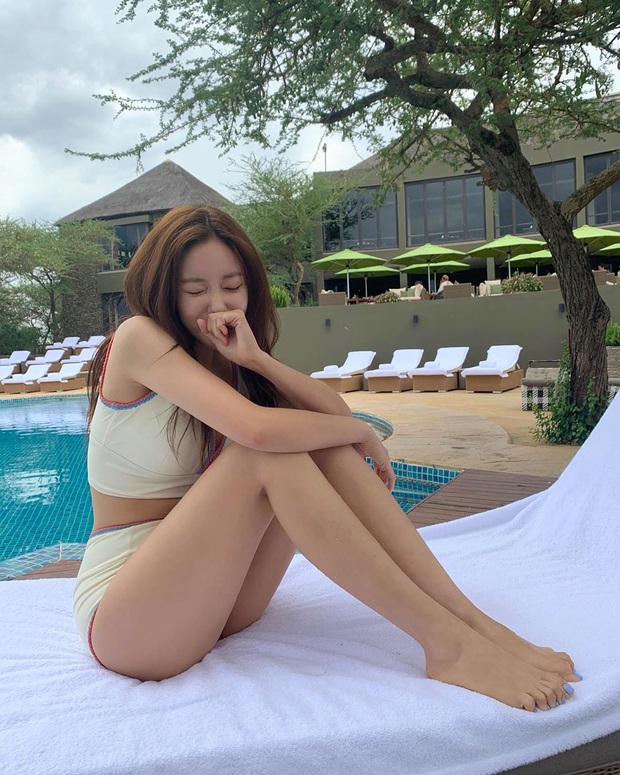Không cắt xén hết hồn như sao Việt, các idol Hàn chỉ chuộng bikini đơn giản mà còn che bụng mỡ hết ý - Ảnh 12. Không cắt xén hết hồn như sao Việt, các idol Hàn chỉ chuộng bikini đơn giản mà còn che bụng mỡ hết ý - Ảnh 12.