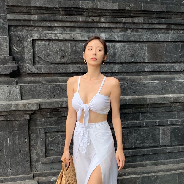 Không cắt xén hết hồn như sao Việt, các idol Hàn chỉ chuộng bikini đơn giản mà còn che bụng mỡ hết ý - Ảnh 16. Không cắt xén hết hồn như sao Việt, các idol Hàn chỉ chuộng bikini đơn giản mà còn che bụng mỡ hết ý - Ảnh 16.