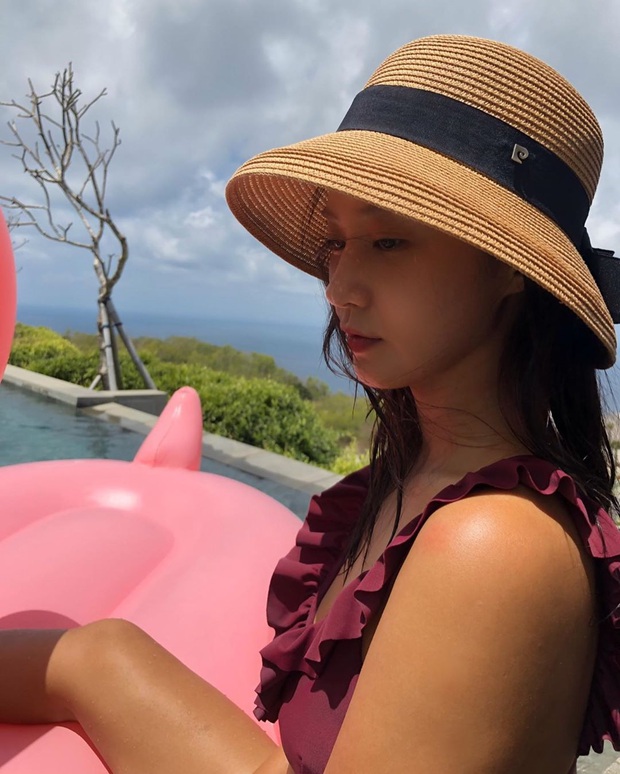 Không cắt xén hết hồn như sao Việt, các idol Hàn chỉ chuộng bikini đơn giản mà còn che bụng mỡ hết ý - Ảnh 8. Không cắt xén hết hồn như sao Việt, các idol Hàn chỉ chuộng bikini đơn giản mà còn che bụng mỡ hết ý - Ảnh 8.