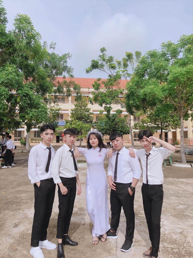 Khỏi cần giảm cân khi hội bạn thân luôn sẵn lòng tặng bạn vòng eo bé đến siêu thực - Ảnh 3. Khỏi cần giảm cân khi hội bạn thân luôn sẵn lòng tặng bạn vòng eo bé đến siêu thực - Ảnh 3.