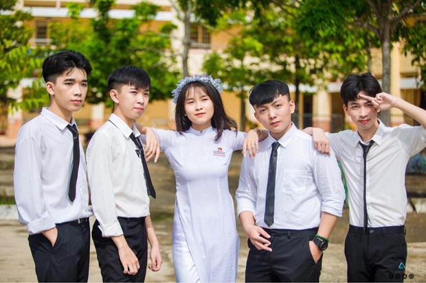 Khỏi cần giảm cân khi hội bạn thân luôn sẵn lòng tặng bạn vòng eo bé đến siêu thực - Ảnh 1. Khỏi cần giảm cân khi hội bạn thân luôn sẵn lòng tặng bạn vòng eo bé đến siêu thực - Ảnh 1.