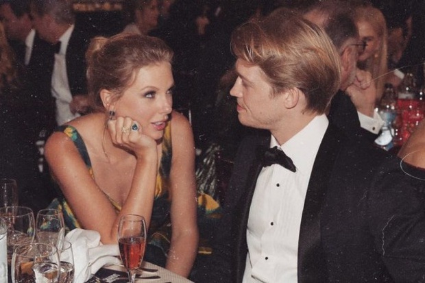 Nghi án 5 lần Taylor Swift nhắc đến bạn trai Joe Alwyn trong album mới, toàn mỹ từ và còn mơ về những đứa trẻ trong tương lai? - Ảnh 5. Nghi án 5 lần Taylor Swift nhắc đến bạn trai Joe Alwyn trong album mới, toàn mỹ từ và còn mơ về những đứa trẻ trong tương lai? - Ảnh 5.