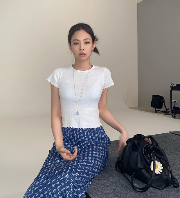 3 kiểu áo xinh ngất được Black Pink diện nhiệt tình đợt này, sắm hết thì kiểu gì style của bạn cũng sang trang - Ảnh 1. 3 kiểu áo xinh ngất được Black Pink diện nhiệt tình đợt này, sắm hết thì kiểu gì style của bạn cũng sang trang - Ảnh 1.