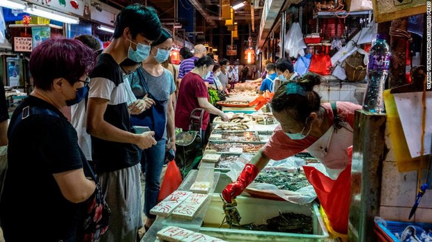 Ca mắc tăng cao kỷ lục, Hong Kong phạt gần 15 triệu đồng người không đeo khẩu trang - Ảnh 1.