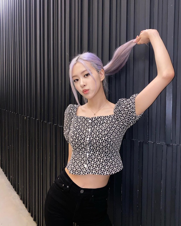 3 kiểu áo xinh ngất được Black Pink diện nhiệt tình đợt này, sắm hết thì kiểu gì style của bạn cũng sang trang - Ảnh 3. 3 kiểu áo xinh ngất được Black Pink diện nhiệt tình đợt này, sắm hết thì kiểu gì style của bạn cũng sang trang - Ảnh 3.