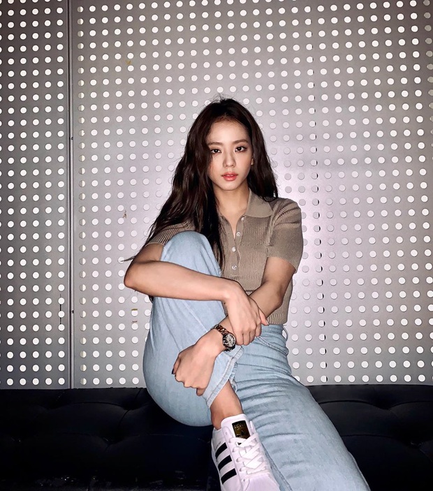 3 kiểu áo xinh ngất được Black Pink diện nhiệt tình đợt này, sắm hết thì kiểu gì style của bạn cũng sang trang - Ảnh 8. 3 kiểu áo xinh ngất được Black Pink diện nhiệt tình đợt này, sắm hết thì kiểu gì style của bạn cũng sang trang - Ảnh 8.