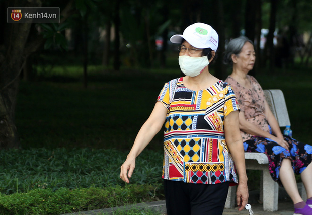 Người dân Hà Nội đeo khẩu trang, đi tập thể dục hàng ngày: Đeo thế này đỡ sợ con COVID-19 hơn - Ảnh 2.