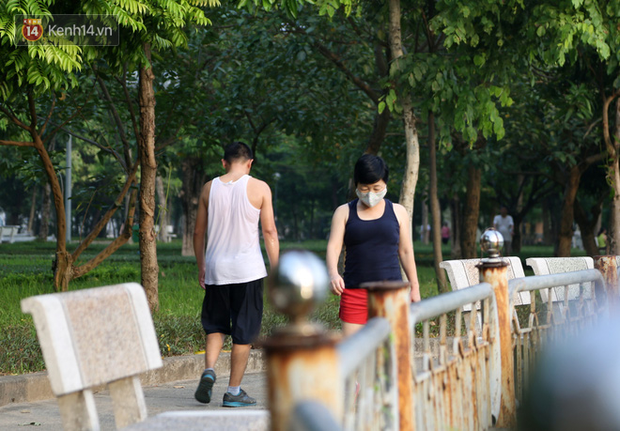 Người dân Hà Nội đeo khẩu trang, đi tập thể dục hàng ngày: Đeo thế này đỡ sợ con COVID-19 hơn - Ảnh 11.