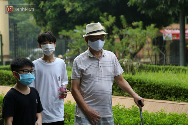 Người dân Hà Nội đeo khẩu trang, đi tập thể dục hàng ngày: Đeo thế này đỡ sợ con COVID-19 hơn - Ảnh 15.