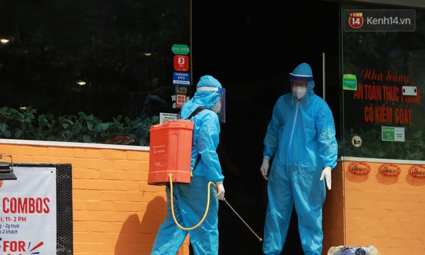 Lịch trình di chuyển của đầu bếp tiệm pizza mắc Covid-19 ở Hà Nội: Từng du lịch cùng đoàn 29 người ở Đà Nẵng, quay về đi làm bình thường gần 2 tuần - Ảnh 1.