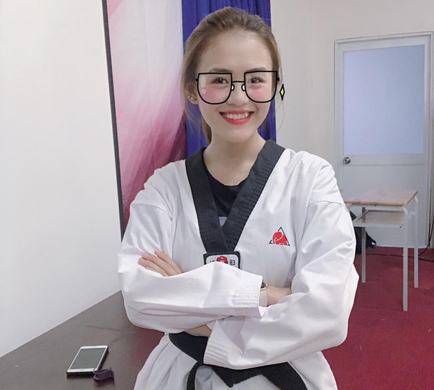 Gái xinh chơi cùng Huỳnh Anh bị soi nhan sắc trên mạng - ngoài đời - Ảnh 5. Gái xinh chơi cùng Huỳnh Anh bị soi nhan sắc trên mạng - ngoài đời - Ảnh 5.