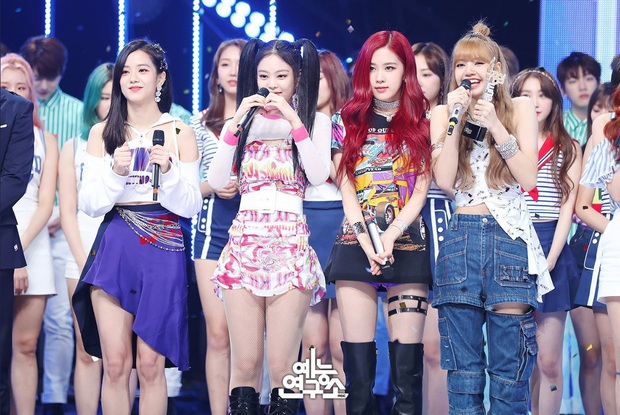 Cùng là hát encore: BLACKPINK nhảy múa tận hưởng, còn TWICE thì sợ sệt căng thẳng như bị... hỏi cung - Ảnh 10. Cùng là hát encore: BLACKPINK nhảy múa tận hưởng, còn TWICE thì sợ sệt căng thẳng như bị... hỏi cung - Ảnh 10.