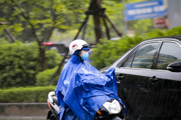 Clip, ảnh: Cơn mưa vàng giải nhiệt tại Hà Nội sau chuỗi ngày nắng nóng kinh hoàng - Ảnh 4.