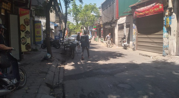 Hà Nội: Vừa bước ra khỏi tiệm thuốc tây, cô gái bất ngờ bị nam thanh niên cầm dao đâm gục giữa đường - Ảnh 2.