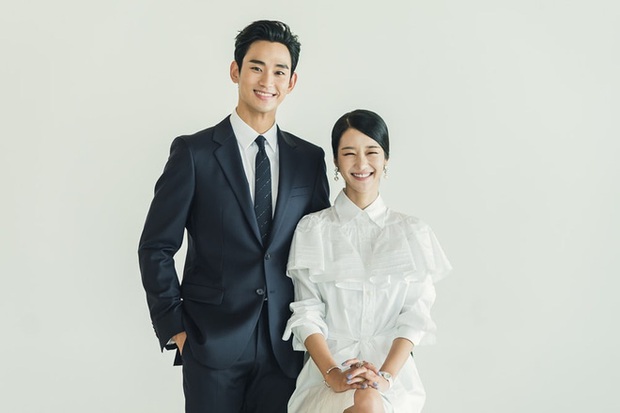 Điên Thì Có Sao tung ảnh gia đình Kim Soo Hyun nhưng fan lại chăm chăm thay váy cưới giúp Seo Ye Ji - Ảnh 4.