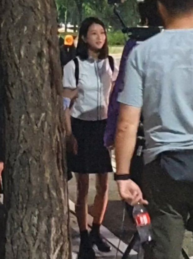 Điên Thì Có Sao: Seo Ye Ji bị chê “làm lố” khi vào vai nữ sinh mà diện balo hơn 30 triệu - Ảnh 3. Điên Thì Có Sao: Seo Ye Ji bị chê “làm lố” khi vào vai nữ sinh mà diện balo hơn 30 triệu - Ảnh 3.