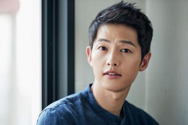 Ok Taecyeon làm trùm buôn ma túy ở phim của Song Joong Ki, dân tình than thở: Phản diện đẹp thế này sao nỡ ghét! - Ảnh 2.